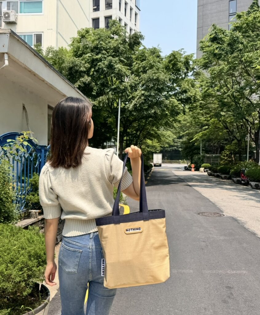베이지 컬러 에코백과 여름 원피스 코디 예시