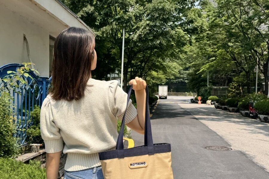 베이지 컬러 에코백과 여름 원피스 코디 예시