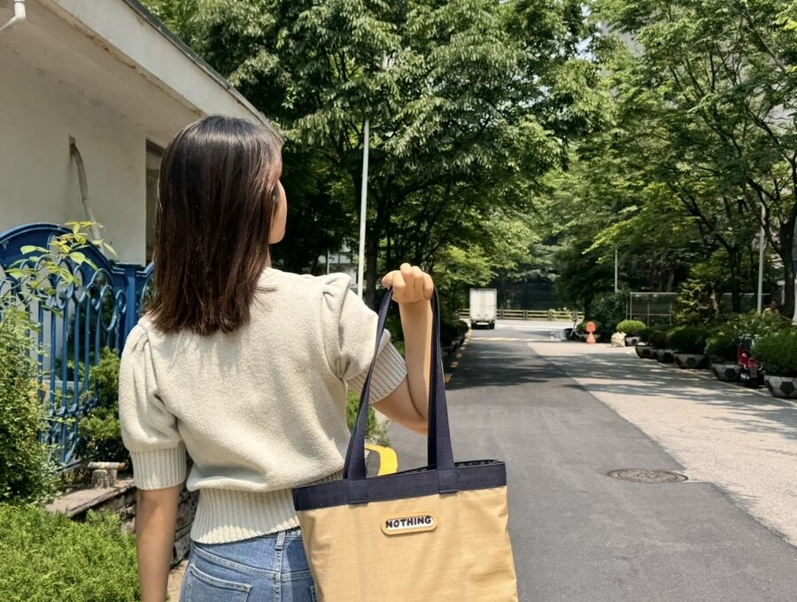 베이지 컬러 에코백과 여름 원피스 코디 예시