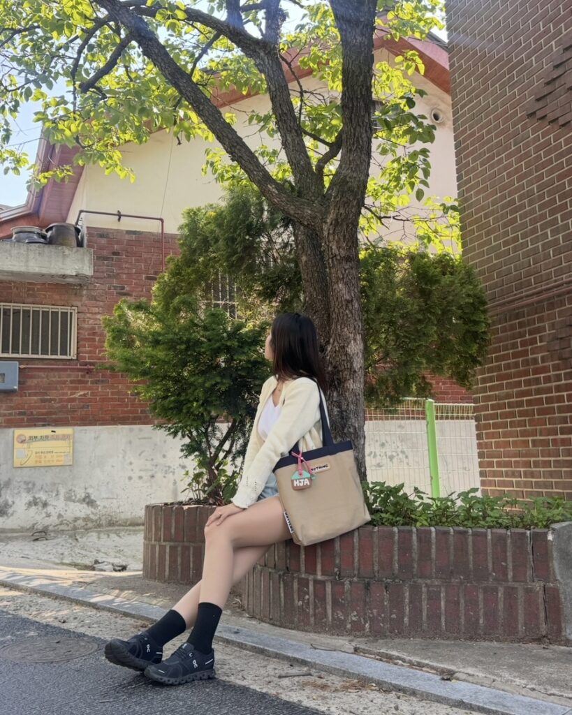 낫띵메터스 나일론 에코백을 착용한 여행룩 코디 이미지