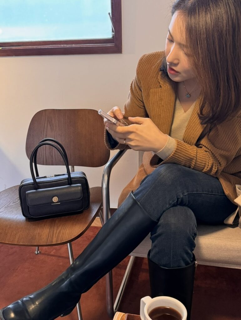 xyxxseoul 볼링백의 앞포켓 디테일 – 실용적인 가죽 토트백