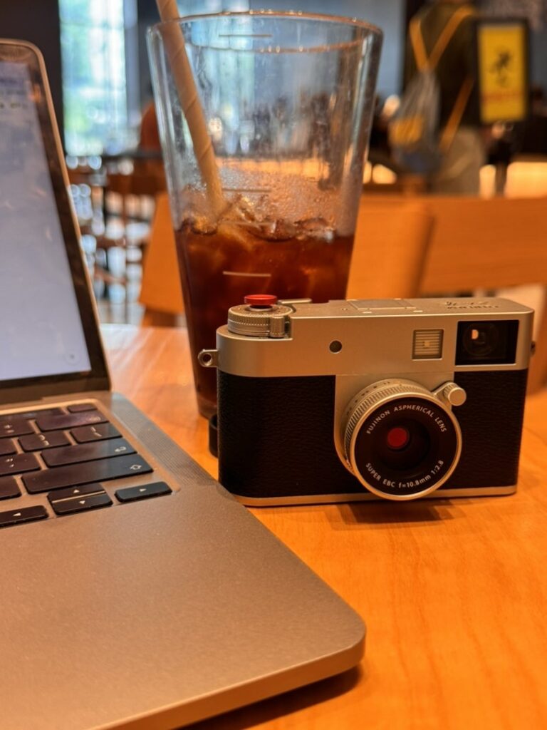 후지필름 X-Half와 X100VI 실물 크기 비교 이미지