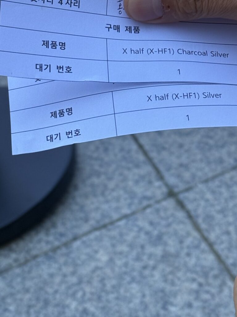 후지필름 X-Half 오픈런 현장 모습, 대기열과 실버&차콜 컬러 제품