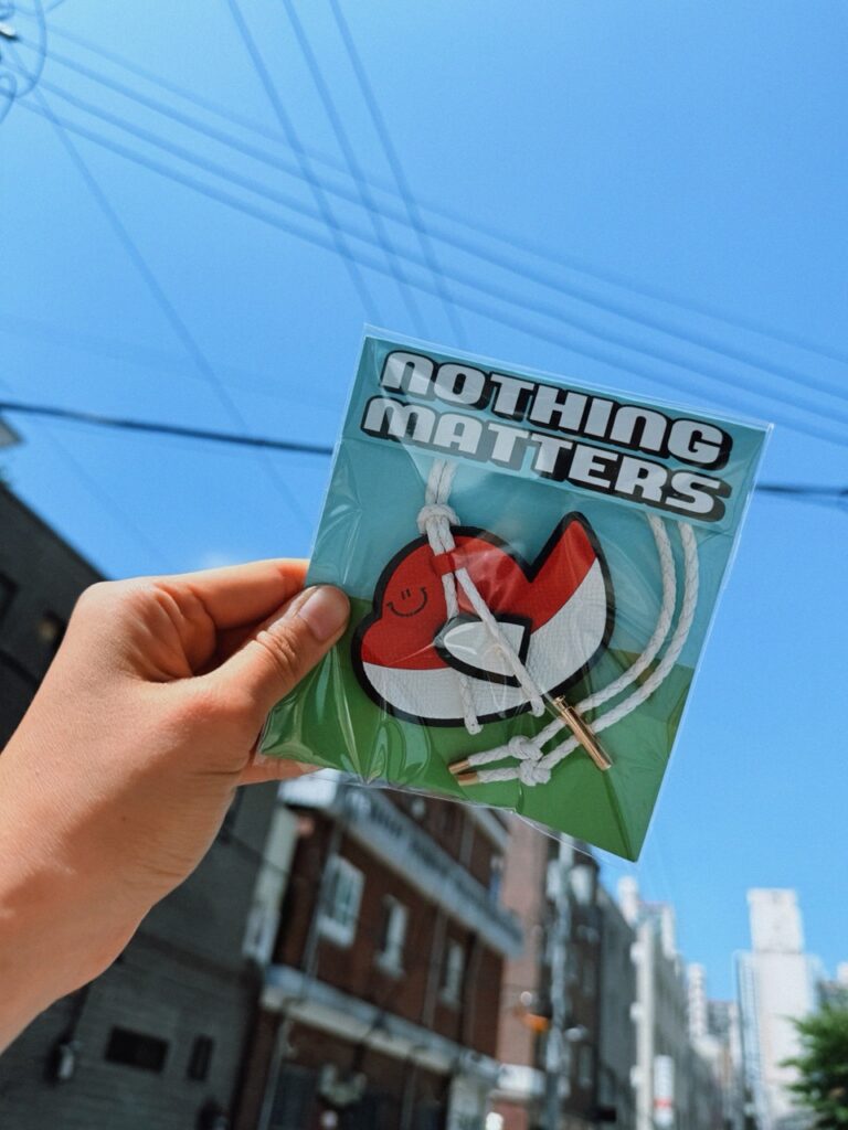 빨간 비행기 키링과 샘플 쿠키, 스티커가 담긴 nothingmatters 첫 주문 패키지